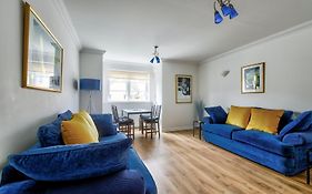 Guestready - Stylish Apt W/ Parking Near Edinburgh